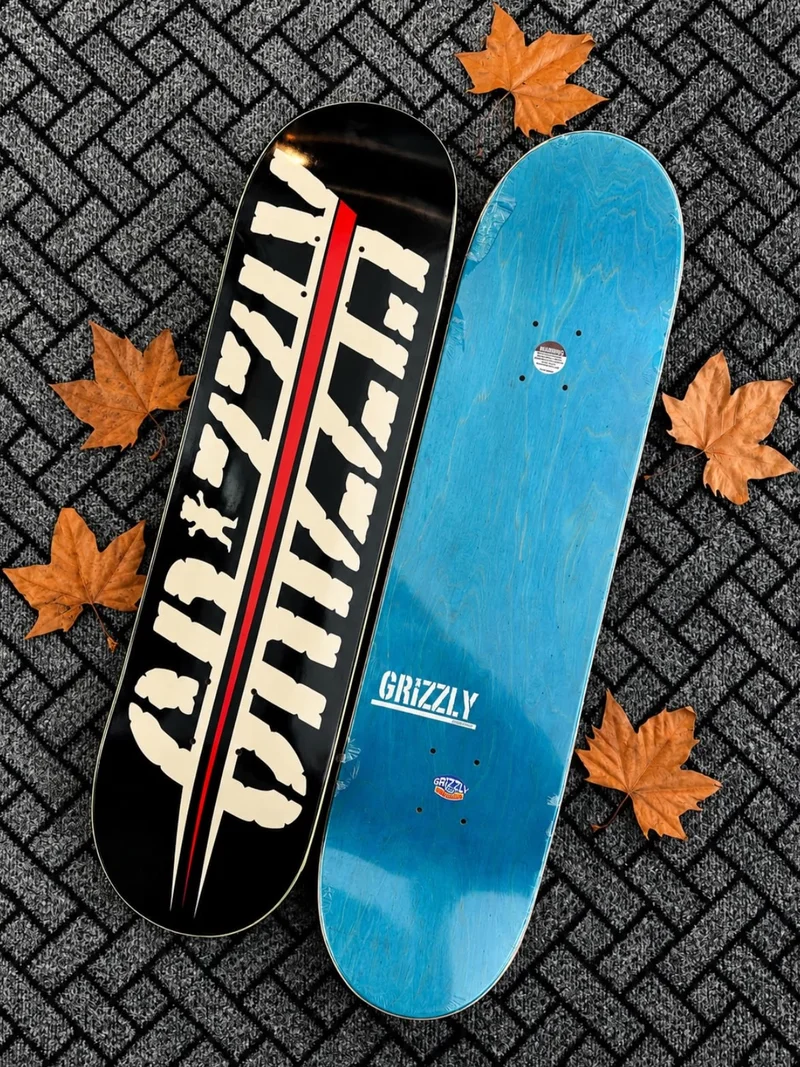 Shapes de maple na parede da NB Skate Shop