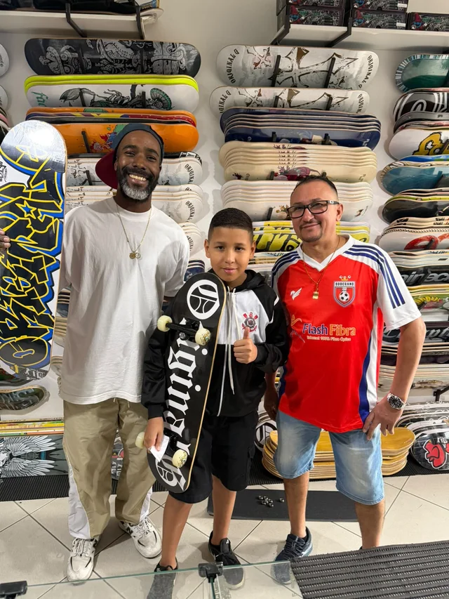 Cliente na loja física da NB Skate Shop