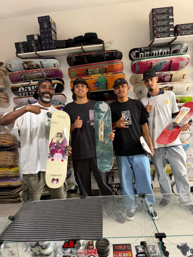Clientes escolhendo shapes na NB Skate Shop