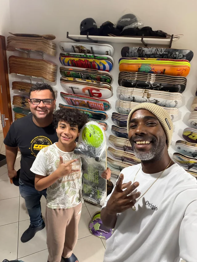 Pai e filho garantindo skate na NB Skate Shop