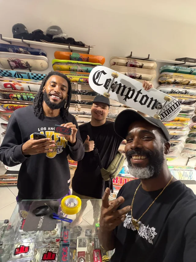 Skatista com setup Compton na NB Skate Shop