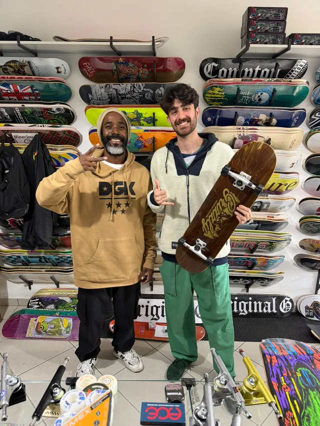 Cliente com skate Grizzly pronto pra sessão