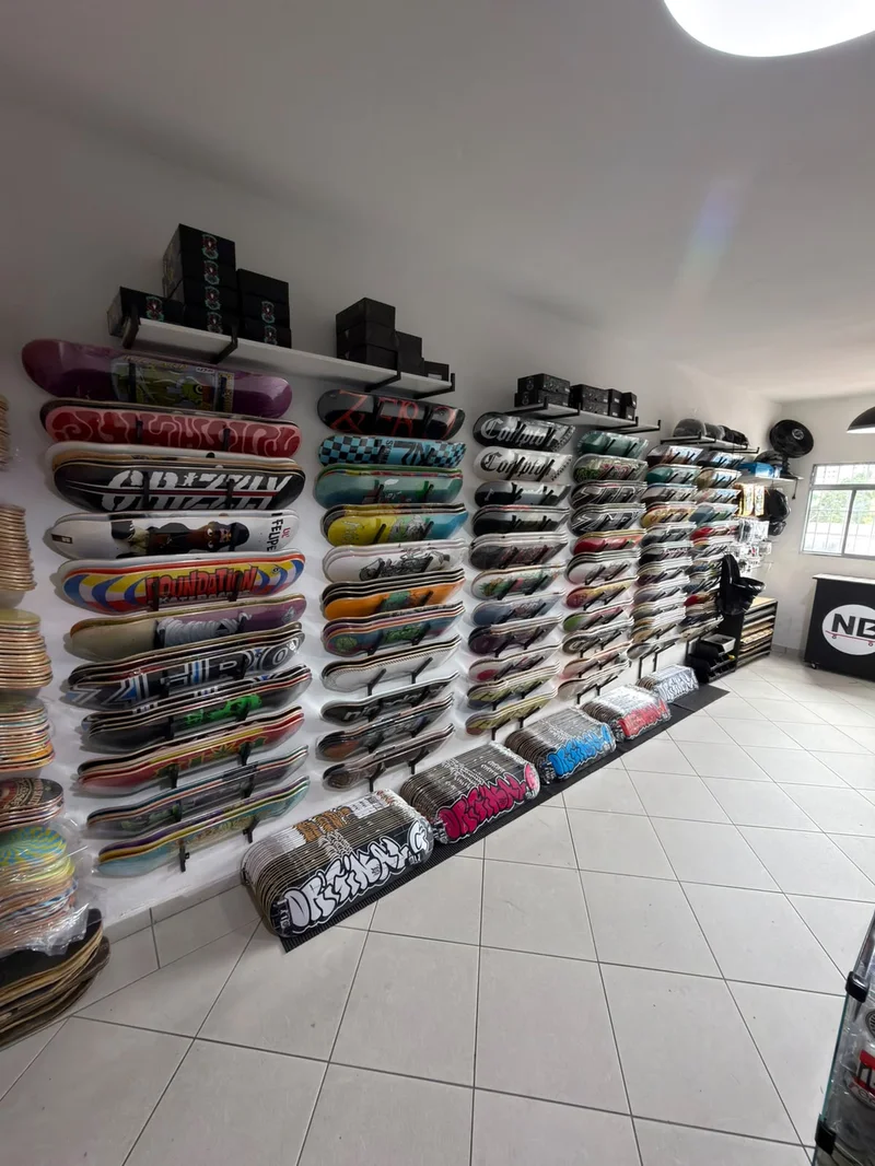 Parede completa de shapes da NB Skate Shop