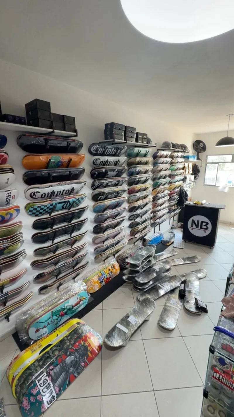 Balcão e prateleiras de shapes da NB Skate Shop