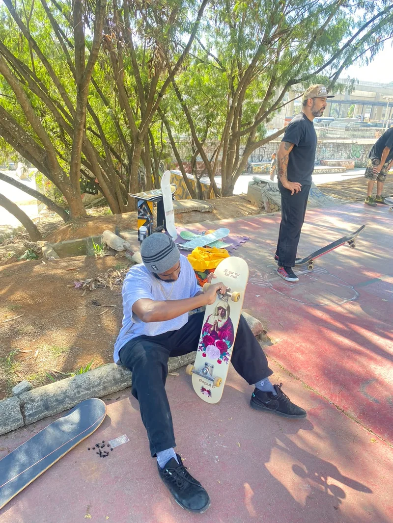 Rodrigo Nego Bala ajustando skate na pista